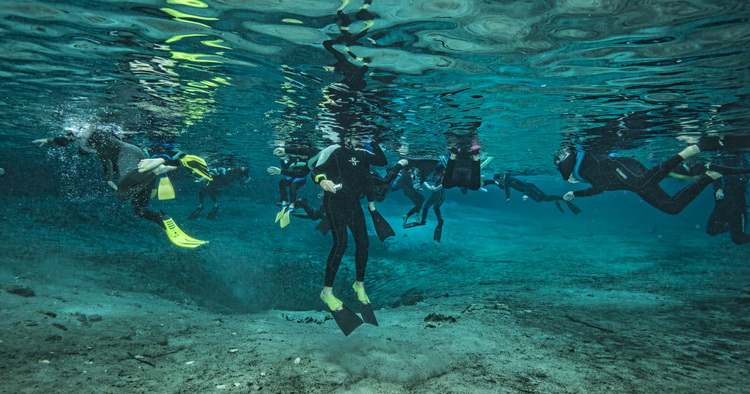 Tourist party in the Three Sisters Spring