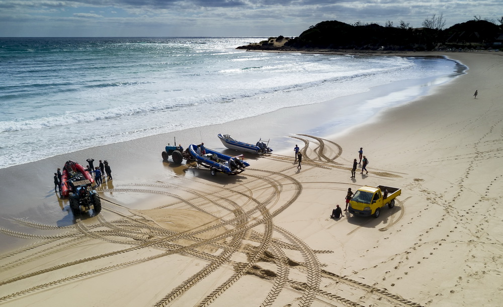 What You Need to Know About Tofo - Preparing dive boats for beach launching